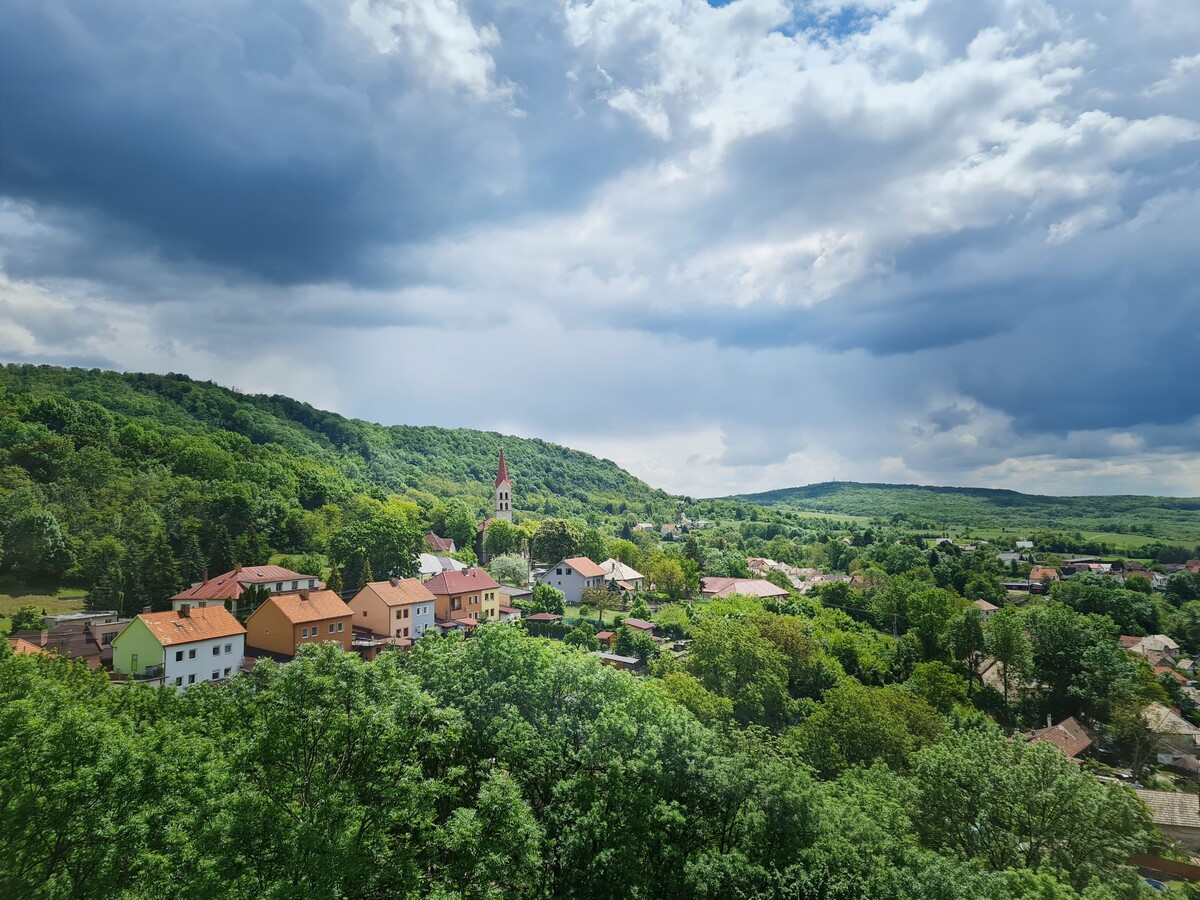 Podľa Sabine ponúka Slovensko množstvo pekných miest a aktivít, ktoré stoja za to. Na fotke je výhľad z hradu Modrý Kameň.