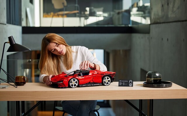 LEGO odhalilo detailní stavebnici supersportu. Postavit si můžeš Ferrari s nejvýkonnějším motorem v historii