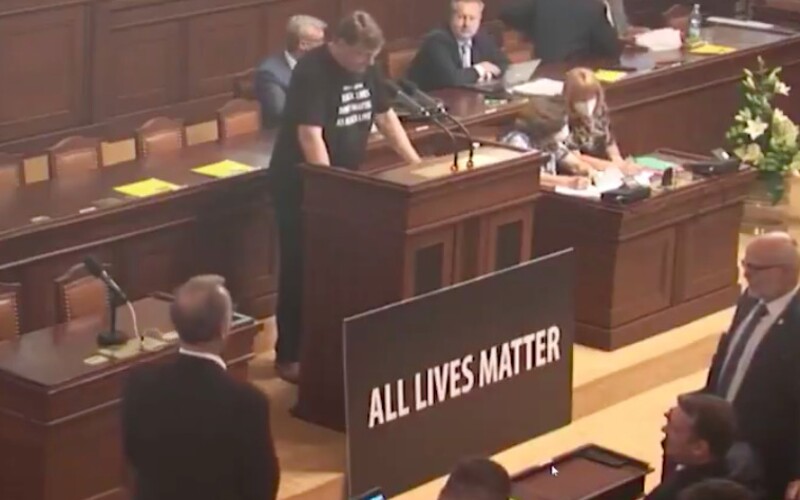 Ve Sněmovně to vřelo. Volný přinesl ceduli s nápisem All Lives Matter, Kalousek mu ji vyhodil.