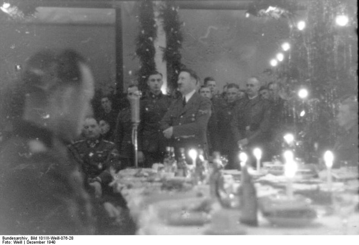 Adolf Hitler na vianočnom večierku v roku 1940.