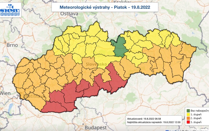 Extrémne teplá, silné búrky aj smogová situácia. Počasie v piatok Slovákov poriadne potrápi (+ mapa výstrah).