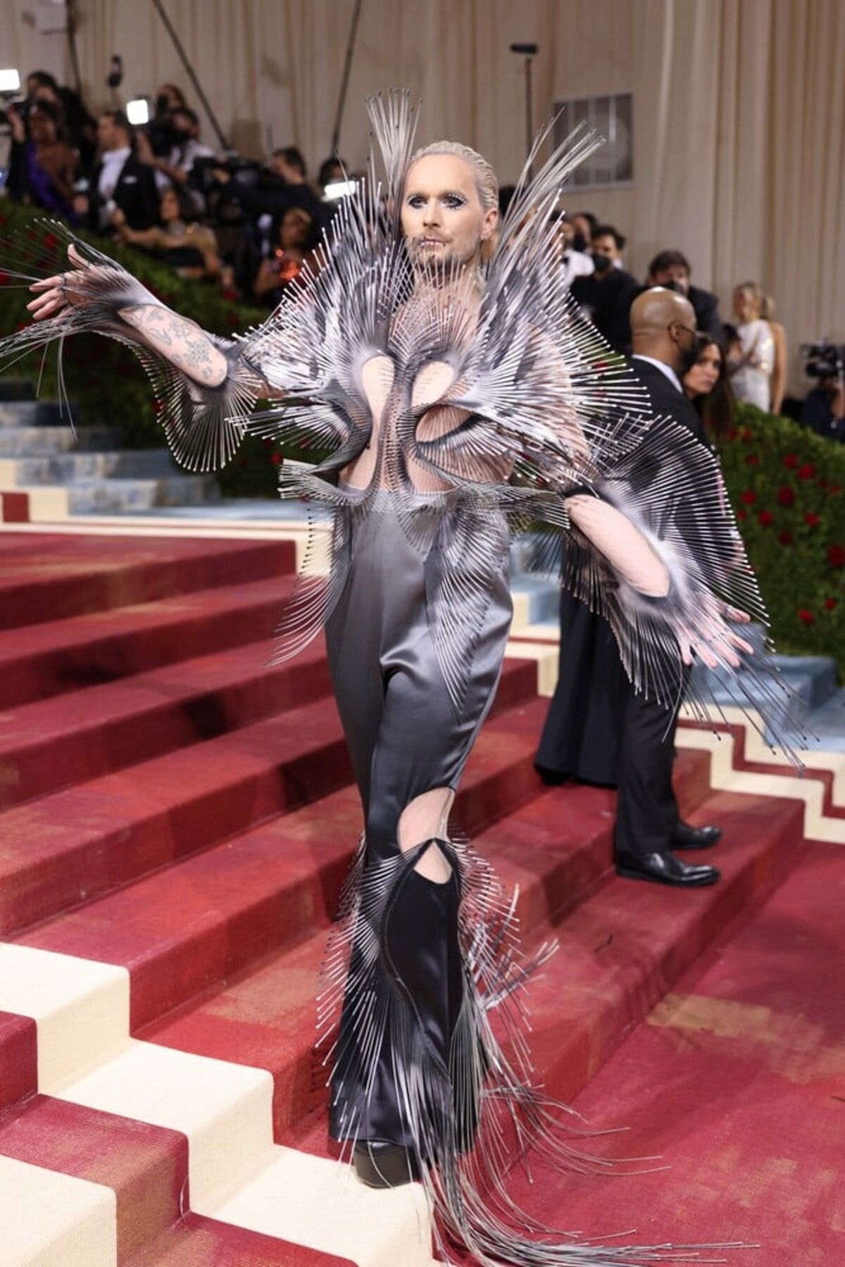 An actress wearing a dress made out of garbage bags, Academy Awards red  carpet photo : r/dalle2