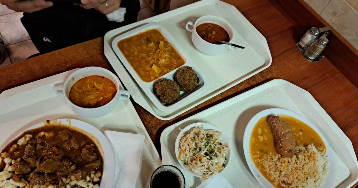 Americký stát zavádí snídaně a obědy pro studenty zdarma. Platí je milionáři ze svých daní