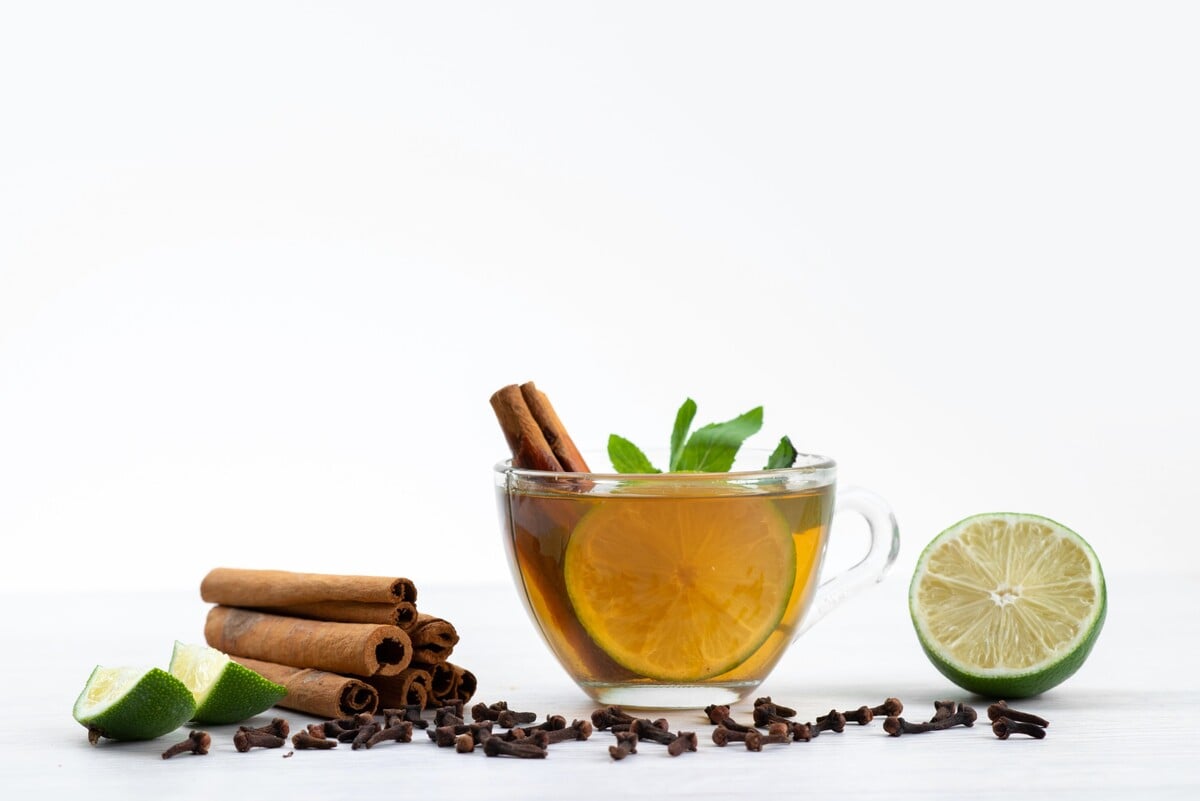 Doprajte si k chutnému jedlu šálku voňavého čaju. Kardamóm, škorica, klinčeky aj čierne korenie – tieto koreniny dodajú jedinečnú chuť indickému nápoju Masala Chai.