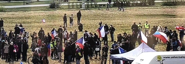 V Praze se demonstruje, řada lidí dorazila bez roušek. Hrozí jim několikatisícové pokuty