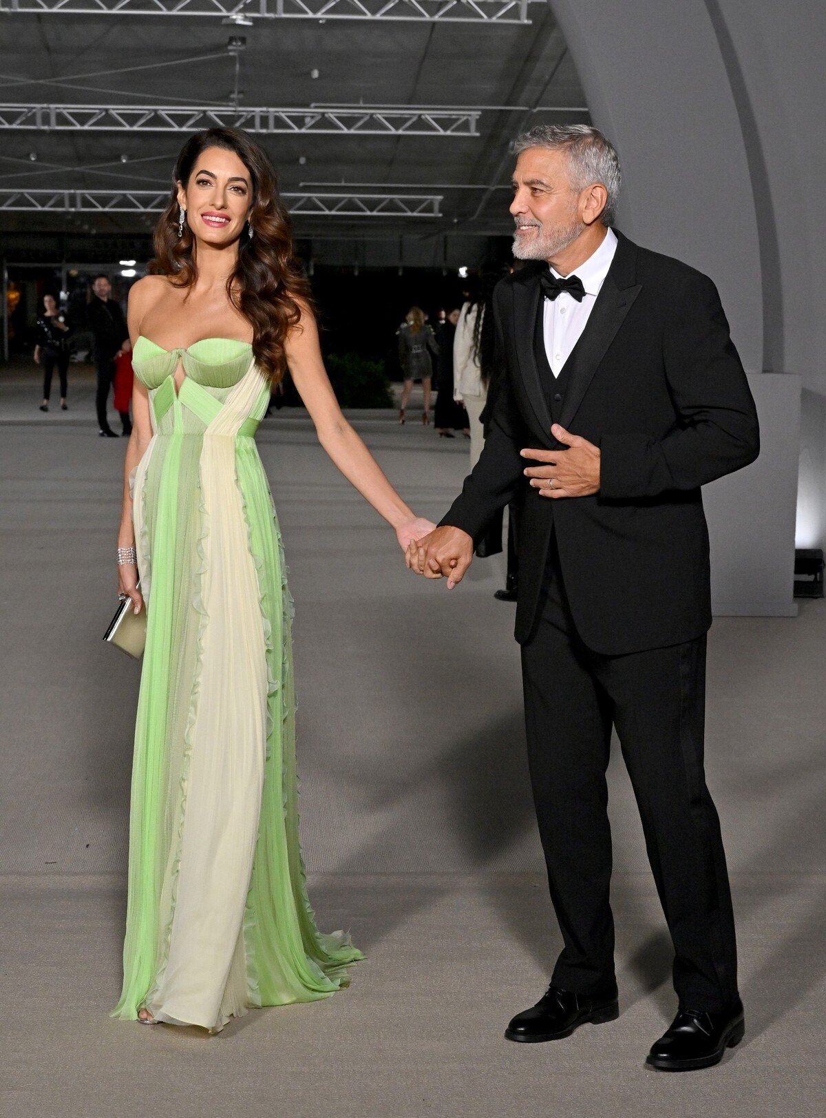 Amal Clooney žiarila v šatách Del Core po boku manžela Georgea Clooneyho.