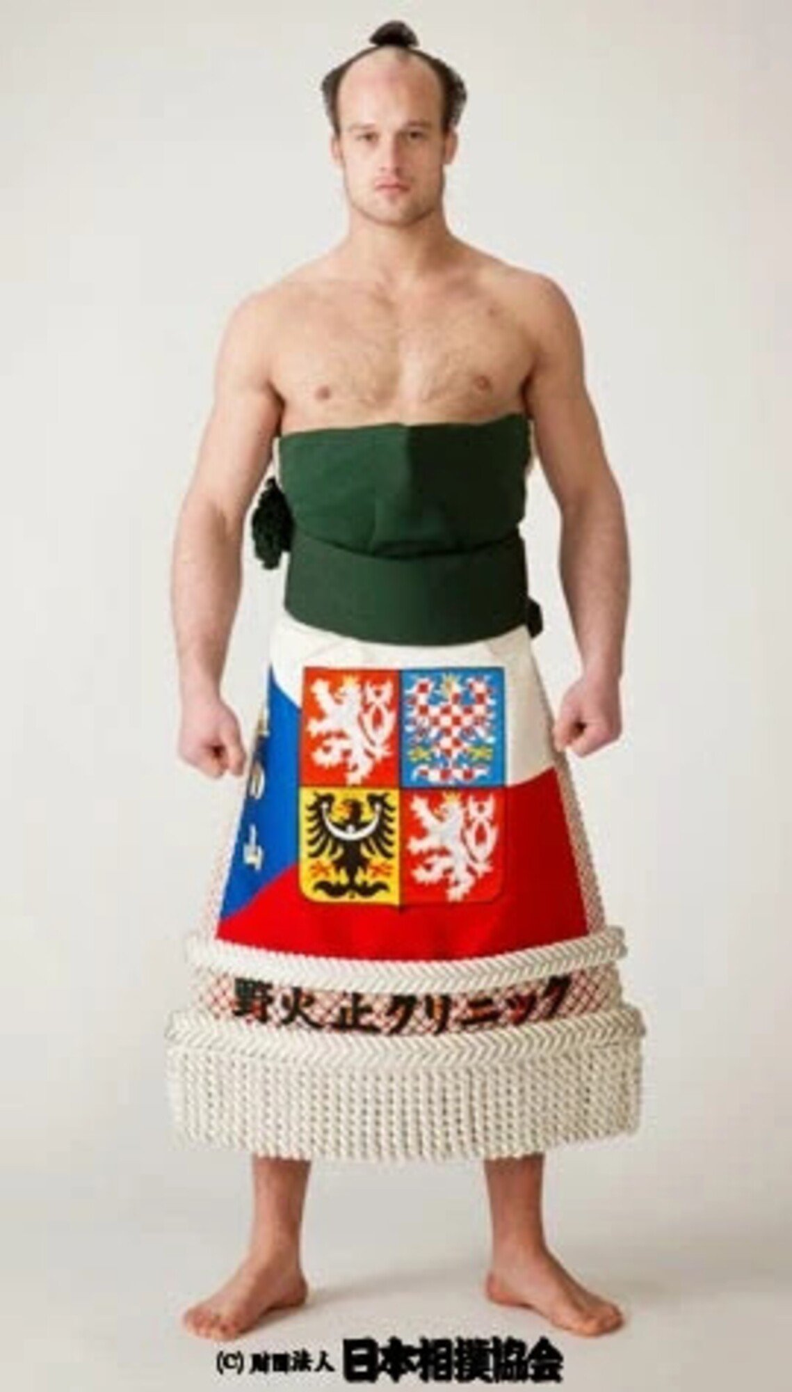 Takanoyama Shuntaro v tradičním oděvu s českým znakem