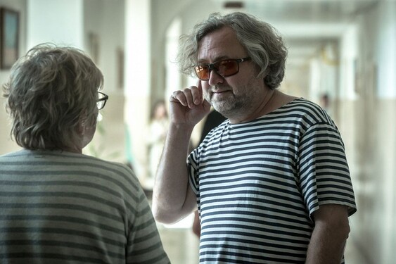 Pravděpodobně nejvíc českých filmů znáš od tohoto pruhovaného pána s oranžovými brýlemi. Kdo je tímto vzezřením pověstný?