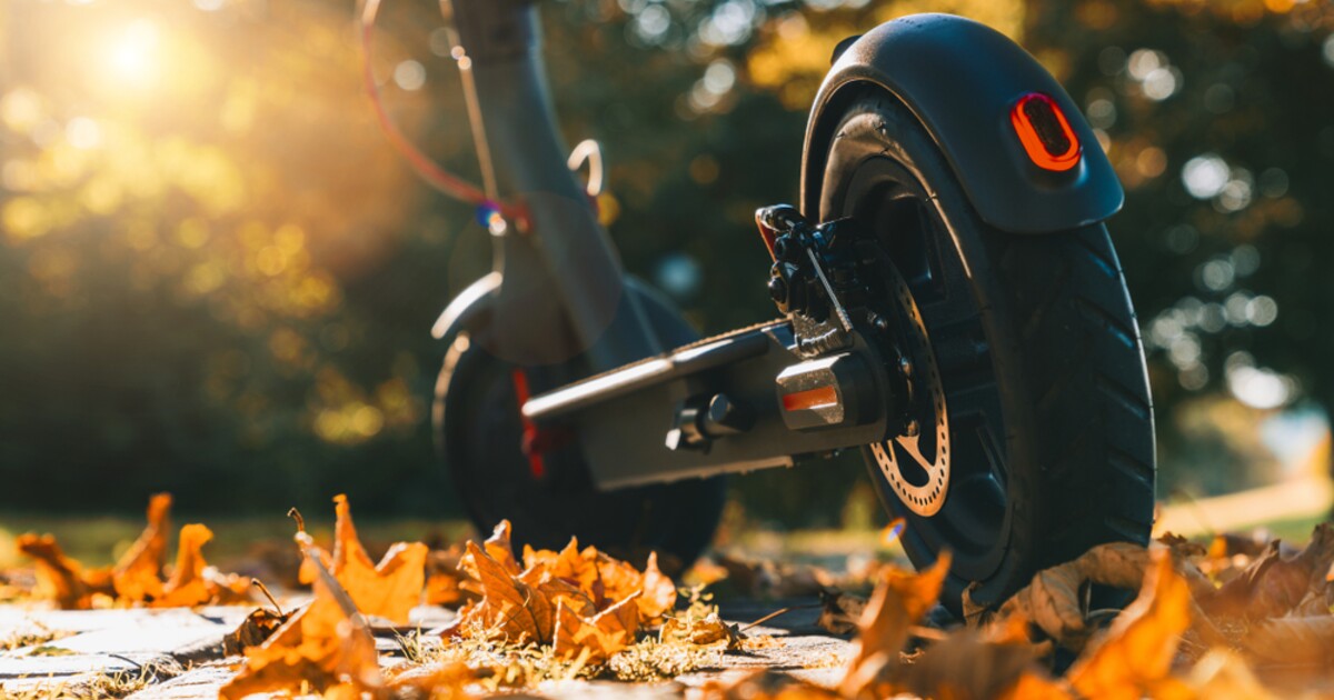 Muž s pervitinovými sáčky ujížděl policii na elektrokoloběžce. Daleko nedojel