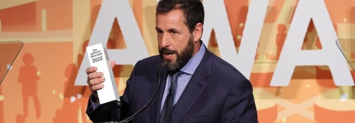 Dcéry Adama Sandlera napísali otcovi vtipnú ďakovnú reč na Gotham Awards: „Je*ať ostatných komikov“