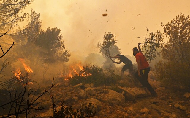 OBRAZEM: Ničivé plameny sužují Řecko. Za sebou nechávají jen popel a zkázu 