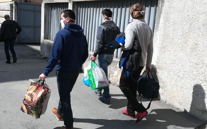 Traja robotníci, ktorí prerazili plynové potrubie, po čom vybuchol prešovský panelák, sú po štyroch mesiacoch z väzby na slobode. Takto ich Refresher stretol pred bránou prešovskej väznice.