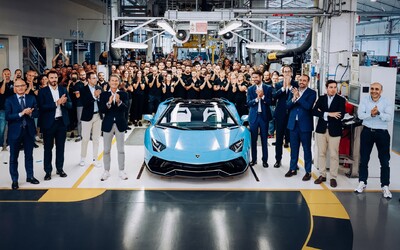 Končí sa jedna éra, Lamborghini vyrobilo posledný superšport s motorom V12 bez elektrifikácie.