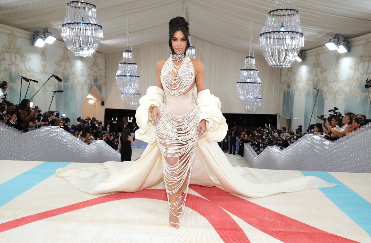 Kim Kardashian sa ukázala v archívnom dizajne šiat z dielní módneho domu Chanel. 