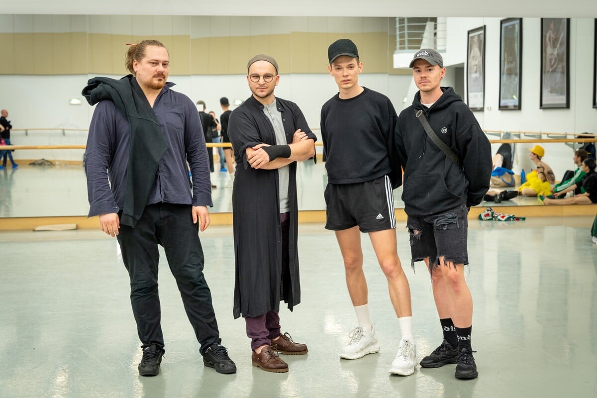 Štyria módni návrhári, ktorí vytvárali kostýmy pre jednotlivé choreografie baletu SND. Zľava Boris Hanečka, Martin Hrča, Lukáš Krnáč a Pavol Dendis.