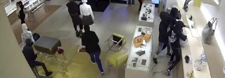 VIDEO: 14 lidí ukradlo v chicagském obchodě Louis Vuitton zboží v hodnotě 2,7 milionu korun