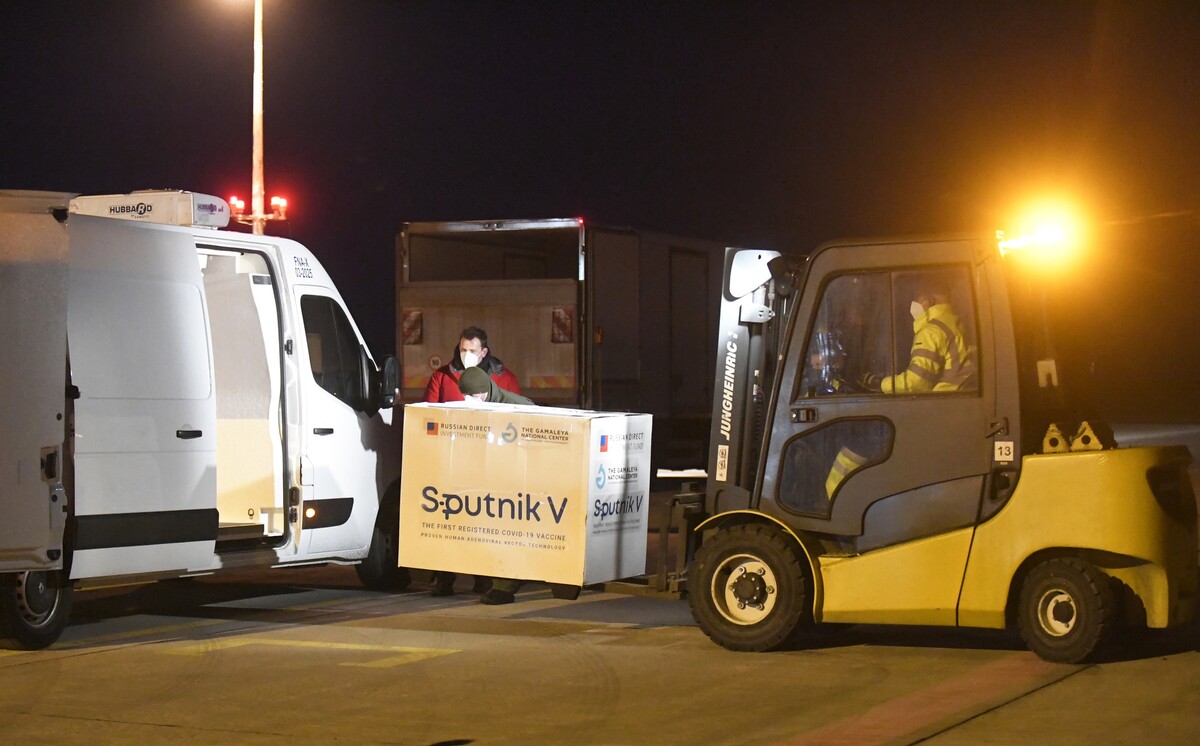 Transport vakcíny Sputnik V na košickom letisku.