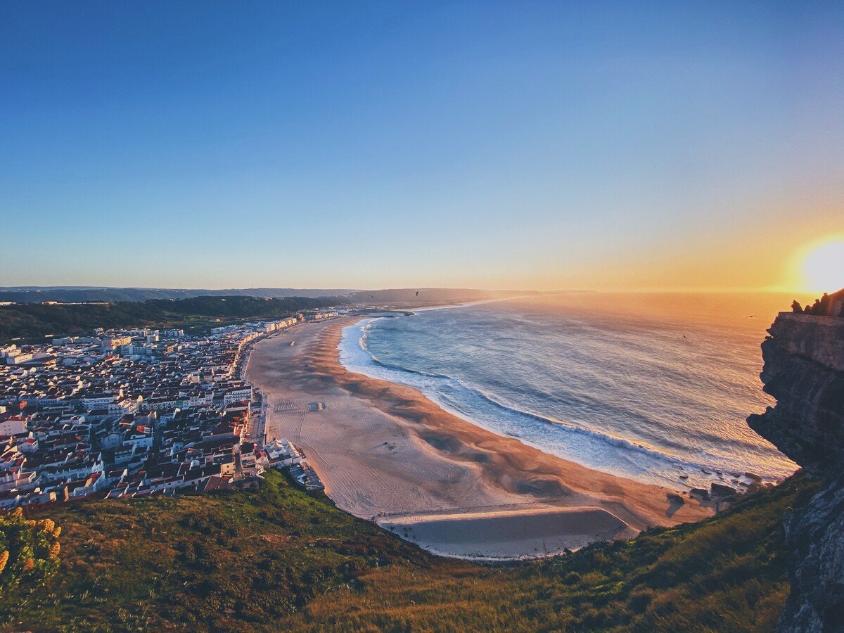 Mesto Nazaré v Portugalsku je známe pre obrovské vlny. 