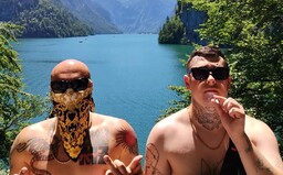 Baba Lag a Sensey fungují jak 2Pac a Biggie, ready to die! V novém klipu jsou šlechtou, oděni jen v Dolce Gabbana