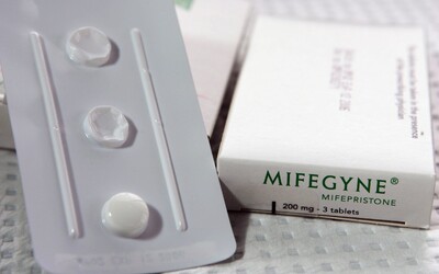 Americké úřady zjednodušily cestu k potratové pilulce, nově ji mohou vydat i lékárny.