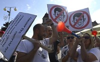 Babiše přišli na mítink v Unhošti vypískat odpůrci. „Ignorujte je,“ řekl fanouškům