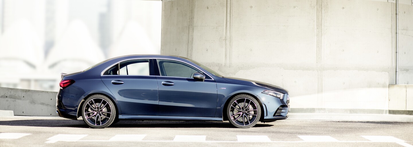 Baby AMG přichází v prostornějším balení. A 35 sedan má slušných 306 koní