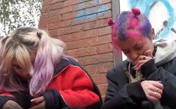 Dívky na streamu na Twitchi hulily trávu a užívaly ketamin. Dostaly ban a obratem si založily nový účet