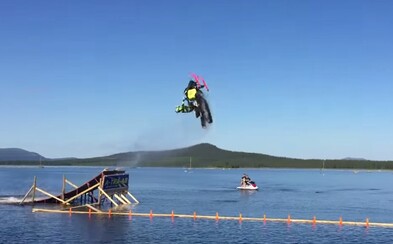 Backflip na vode na snežnom skútri? David vytvoril svetový rekord, pretože o takú šialenosť sa ešte nepokúsil nik Backflip na vode na snežnom skútri? David vytvoril svetový rekord, pretože o takú šialenosť sa ešte nepokúsil nik