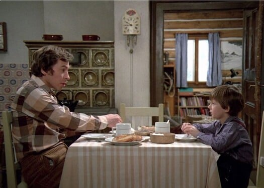 Ve filmu Jak vytrhnout velrybě stoličku jede Vašek s maminkou na hory, kde potká Luboše. Jakou práci tam Luboš dělá?