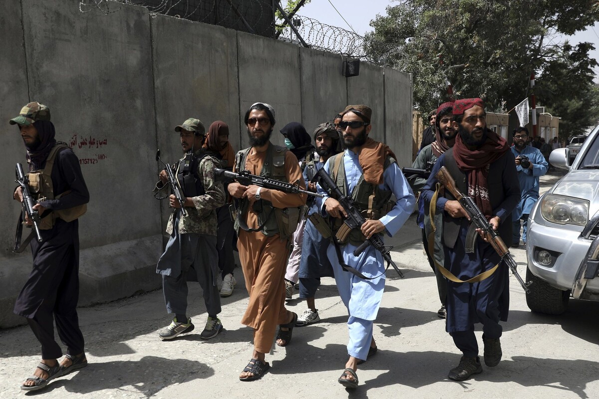 Bojovníci islamistického hnutia Taliban hliadkujú v kábulskej štvrti Wazír Akbar Chán 18. augusta 2021. 