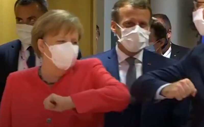 Podávání rukou vyšlo kvůli covidu-19 z módy. Merkelová či Macron si vymysleli vtipnější pozdravy, jeden premiér i salutoval.