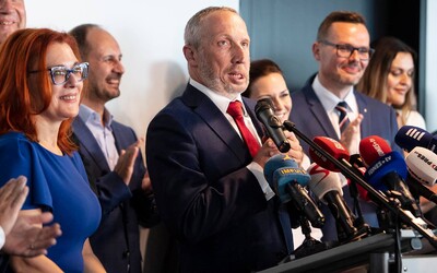 Trikolóra má potíže. Někteří členové vyzývají Klause k rezignaci.