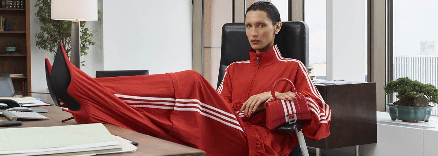 Balenciaga a Adidas si pýtajú 3 000 eur za topánky spojené s nohavicami. Novej kolekcii dominuje latex a športové súpravy