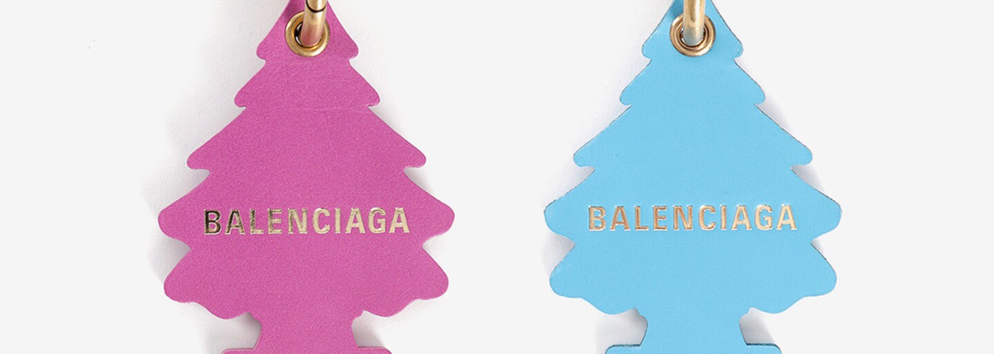 Balenciaga čelí obvineniu z porušenia autorských práv kvôli prívesku napodobňujúcemu osviežovač vzduchu