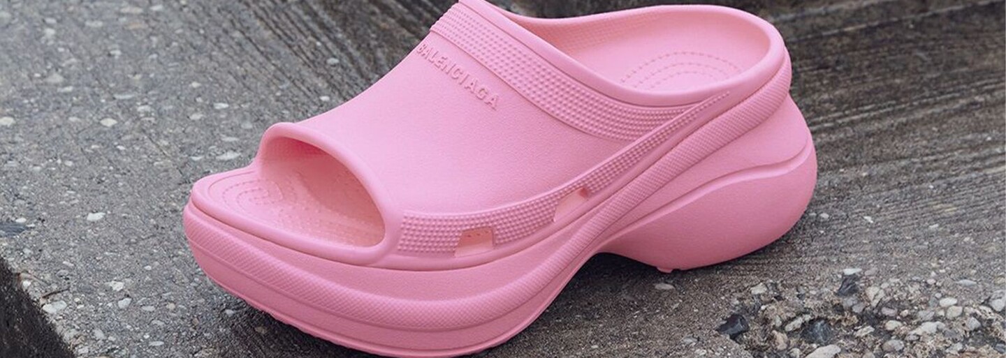Balenciaga pokračuje v spolupráci so značkou Crocs™. Najnovšie predáva gumené sandále na platforme za 450 eur