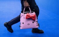 Balenciaga představila kožené kabelky s motivem Hello Kitty pro muže