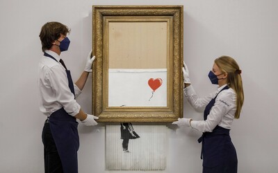 Banksy láme rekordy. Jeho dielo, ktoré sa na predošlej aukcii samo skartovalo, predali za neuveriteľných 21 miliónov