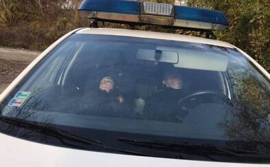 Banskobystrických policajtov odfotili pri spánku v službe, teraz prídu o koncoročné odmeny aj príplatky Banskobystrických policajtov odfotili pri spánku v službe, teraz prídu o koncoročné odmeny aj príplatky