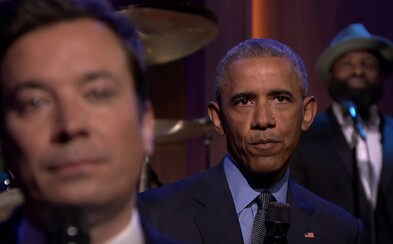Barack Obama opäť pustil mikrofón na zem. Tentokrát u Jimmyho Fallona, kde potvrdil, že má štýl Barack Obama opäť pustil mikrofón na zem. Tentokrát u Jimmyho Fallona, kde potvrdil, že má štýl