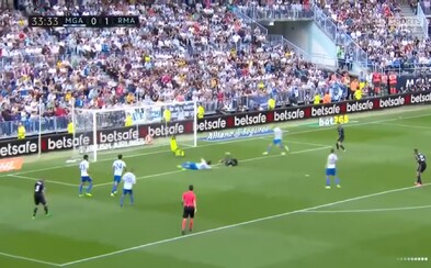 Barceloně pískají vymyšlené penalty, ale Ronaldovi chce na gól přihrát soupeř. Obránce Malagy se možná těšil na tučné prémie za titul Realu Barceloně pískají vymyšlené penalty, ale Ronaldovi chce na gól přihrát soupeř. Obránce Malagy se možná těšil na tučné prémie za titul Realu