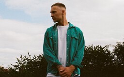 Barvy jsou albem roku. Viktor Sheen přelil lyrickou moudrost do trendového kabátu (Recenze)