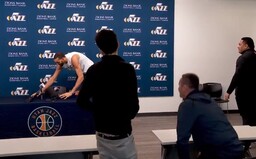 Basketbalista pred zápasom NBA vtipkoval a dotýkal sa mikrofónov. Potom mu zistili koronavírus
