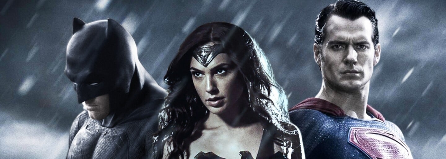 Batman a Superman si dávajú do držky v kolosálnom, takmer 4-minútovom traileri