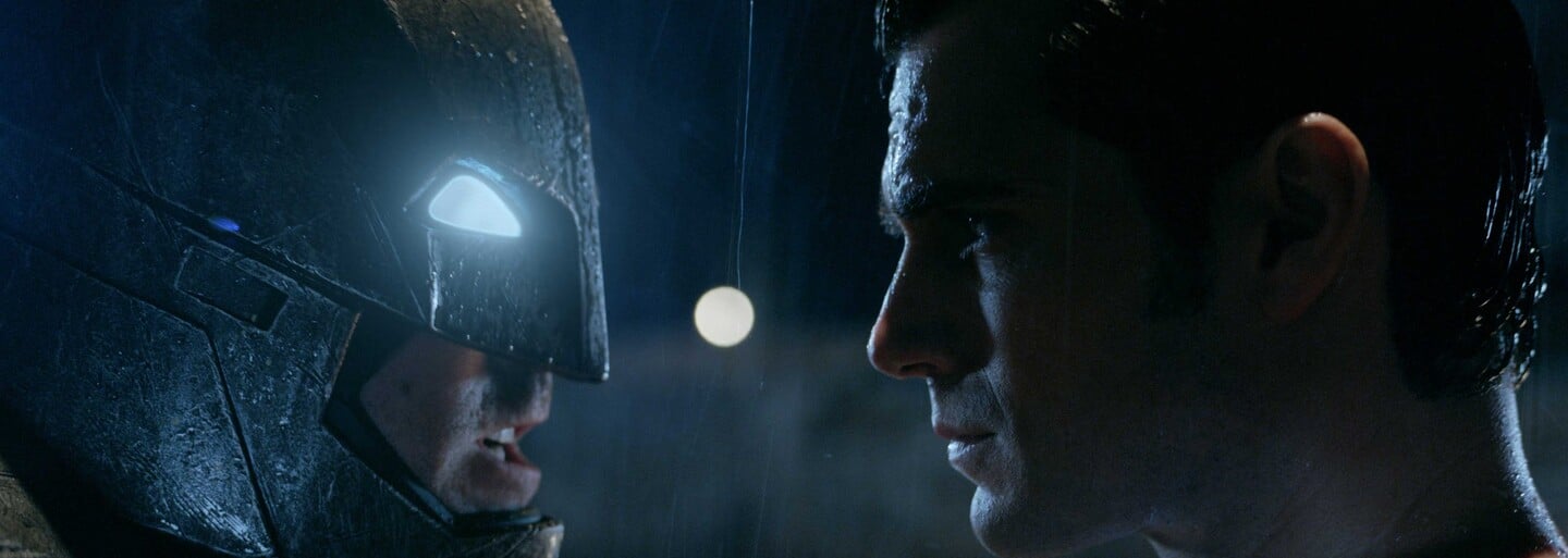 Batman a Superman si uvedomujú, že ich stret je nevyhnutný. Trailer odhalil aj Wonder Woman v civile