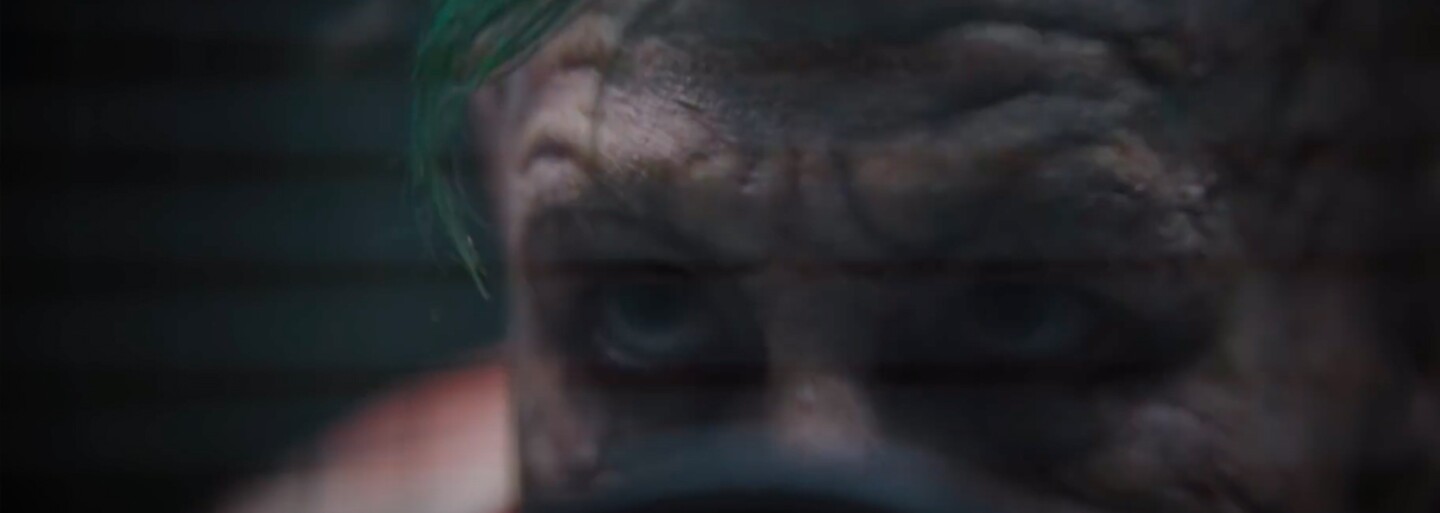 Batman si povídá se zohaveným Jokerem v Arkhamu. Sleduj pětiminutovou smazanou scénu z filmu The Batman