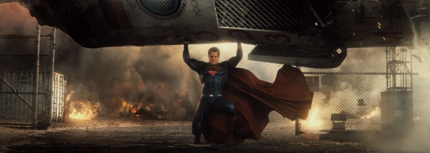 Batman v Superman nám predstavuje detailný pohľad na Batmanov kostým a Batmobil