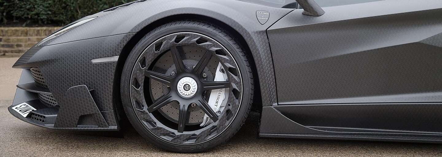 Batmobil od Mansory naháňa strach celo-karbónovou karosériou a 830-koňovou V12-kou!