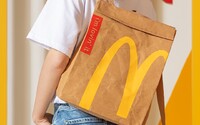 Batoh ve tvaru pytlíku od hranolek a oblečení s logem: McDonald's přichází se speciálním merchem
