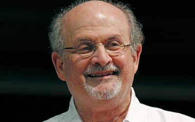 Salman Rushdie byl odpojen od umělé plicní ventilace a je schopen mluvit.