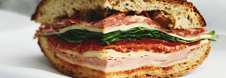 Turistka dostala v Austrálii pokutu za pašování Subway sendviče, nenahlásila maso a salát